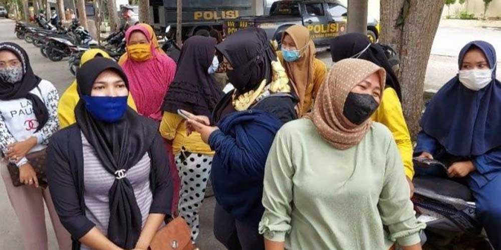 LAPOR POLISI: Warga datangi Polres Serdang Bedagai (Sergai) membuat laporan atas dugaan penipuan bermodus bermain Tik Tok, Selasa (13/7).