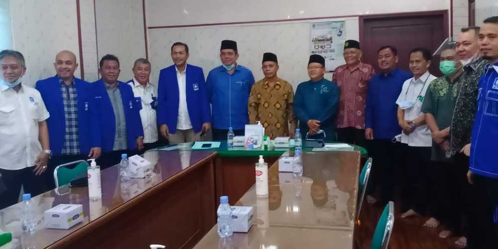 DIABADIKAN: Ketua DPW PAN Sumut, Ahmad Fauzan Daulay dan pengurus diabadikan bersama PW Muhammadiyah dipimpin Prof Hasyimsyah Nasution.
