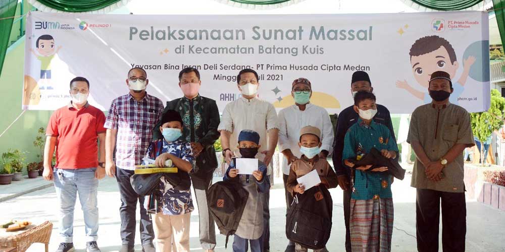 BERSAMA: Senior Vice President (SVP) Corporate Secretary Pelindo 1, Basuki Soleh, diabadikan bersama anak-anak yang mengikuti khitanan massal di Batangkuis.istimewa/sumutpos.