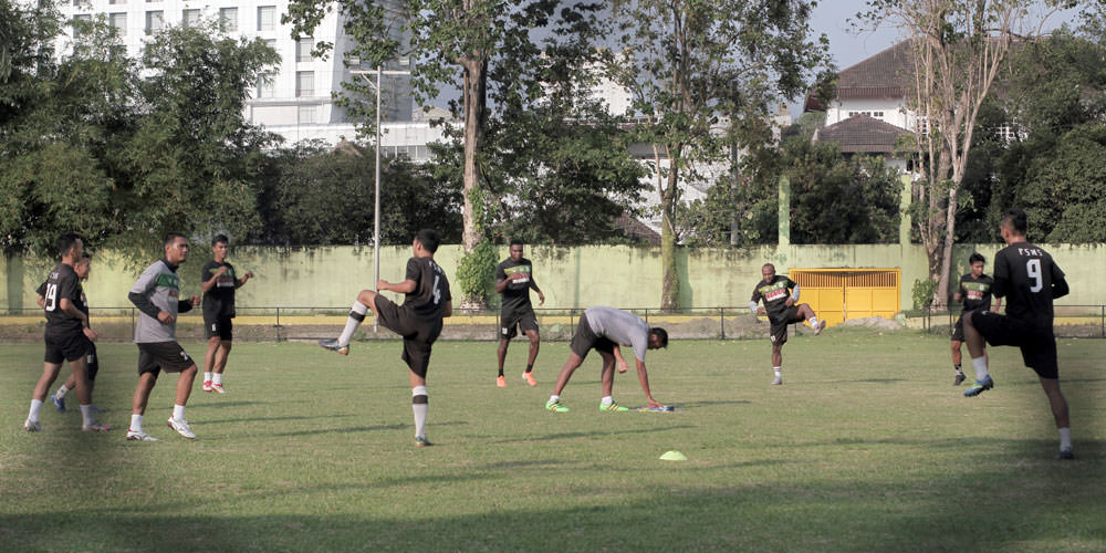 LATIHAN: Para skuad PSMS Medan saat melakukan latihan sebelum pelaksanaan Pemberlakuakn Pembatasan Kegiatan Masyarakat (PPKM) Darurat.TRIADY/SUMUT POS.