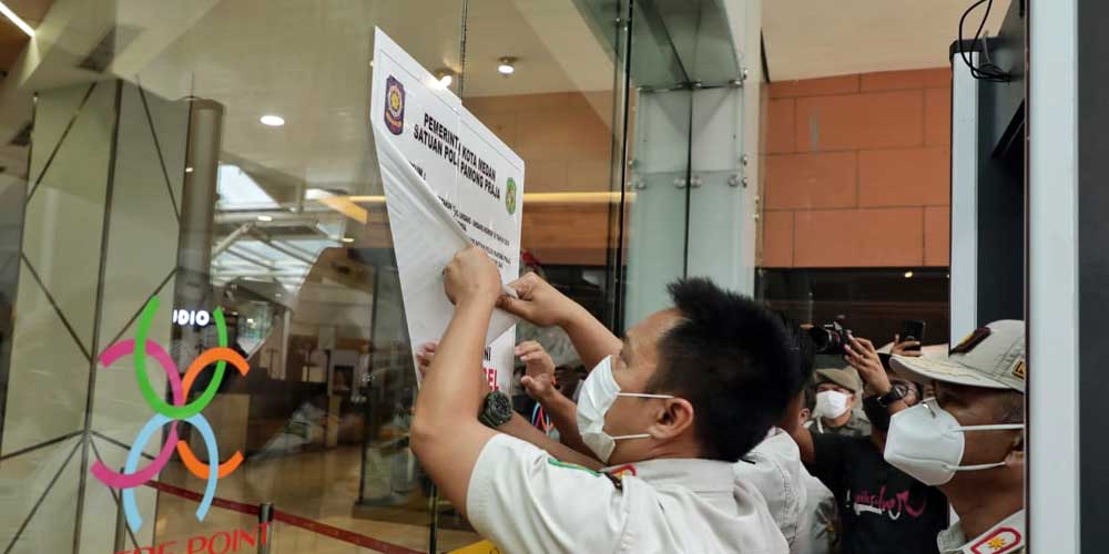 LEPAS SEGEL: Tim Satpol PP Kota Medan melepas segel Mal Centre Point, Rabu (14/7). Pelepasan segel itu karena pihak PT ACK selaku pengelola Mal Centre Point telah membayar sebagian tunggakan PBB-nya kepada Pemko Medan.