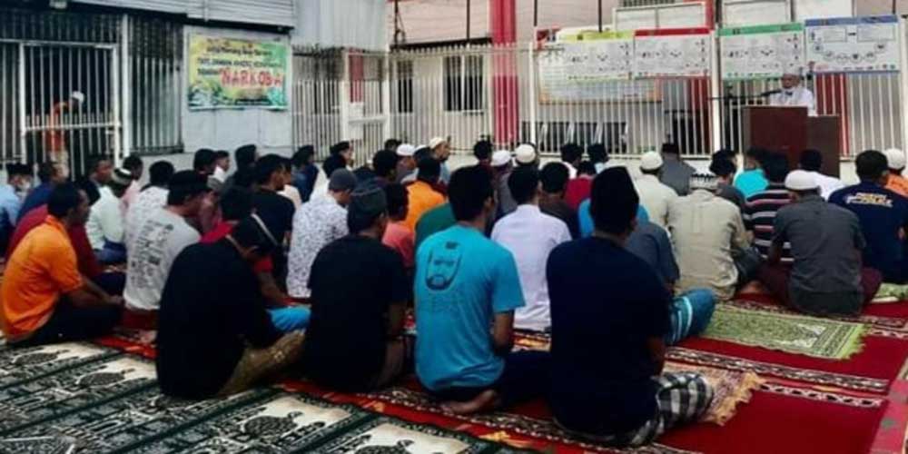 SALAT IED: Warga Binaan Rutan Kelas IIB Kabanjahe, saat mengikuti Salat Idul Adha 1442 Hijriah. SOLIDEO/SUMUT POS.