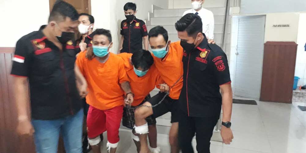 DIGIRING: Tiga tersangka pembunuhan korban Abdul Dani yang ditembak digiring petugas saat hendak dipaparkan bersama barang bukti di Polsek Patumbak, Rabu (28/7). Dewi/Sumut Pos.