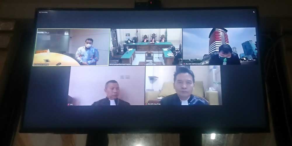 SIDANG: Wali Kota Tanjungbalai nonaktif, M Syahrial terdakwa kasus suap menjalani sidang dakwaan secara virtual, Senin (12/7).AGUSMAN/SUMUT POS.