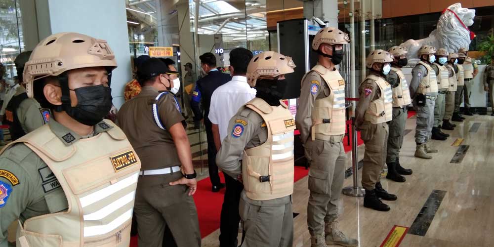 BERJAGA: Personel Satpol PP Kota Medan berjaga di depan pintu masuk Mall Centre Point, usai dilakukan penyegelan oleh Wali Kota Medan.istimewa/sumu tpos.