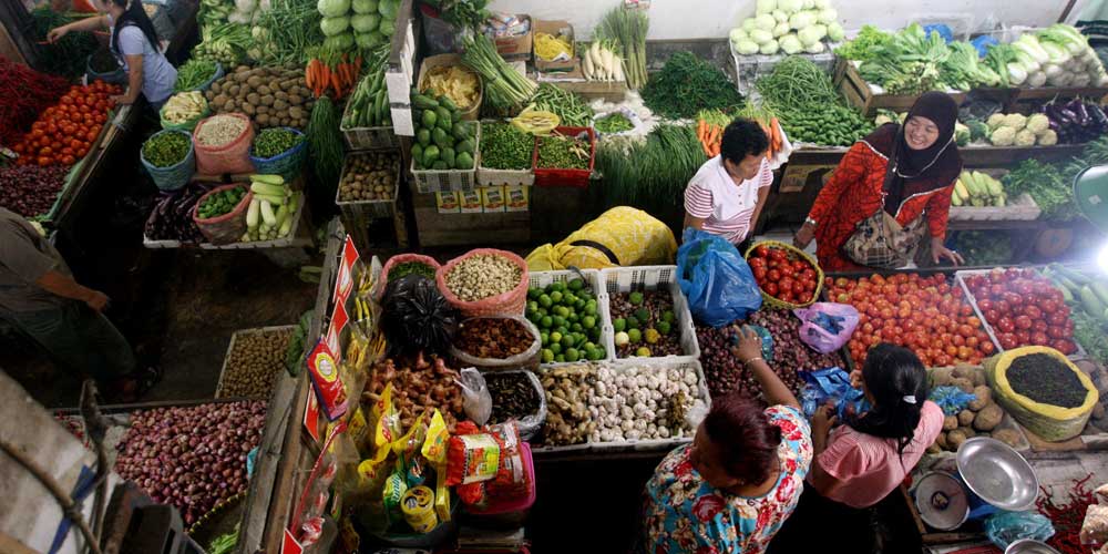 MELAYANI: Pedagang melayani pembeli di Pusat Pasar Medan, beberapa waktu lalu. Harga berbagai jenis sembako di sejumlah pasar tradisional Kota Medan mulai merangkak naik sejak pemberlakuan PPKM Darurat.