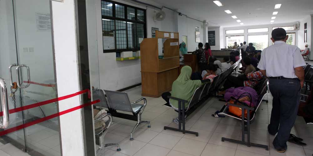 LAYANI: Perawat di RSUD dr Pirngadi Medan saat melayani pasien yang datang ke rumah sakit pelat merah tersebut.