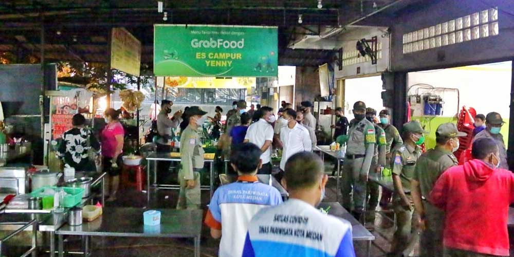 LANGGAR PROKES: Sejumlah restoran  di kawasan Mandal by Pass masih melanggar prokes terkait PPKM Mikro di Kota Medan.