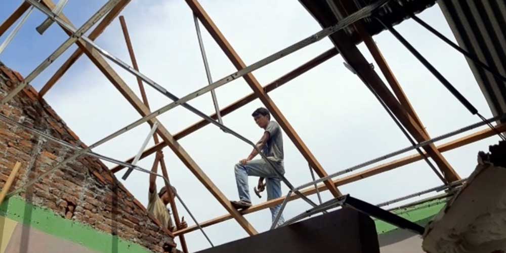 Rumah Rusak: Salah satu rumah yang rusak akibat bencana angin puting beliung, di Kecamatan Patumbak, Deliserdang, Kemarin sore. Sumut Pos/ ist