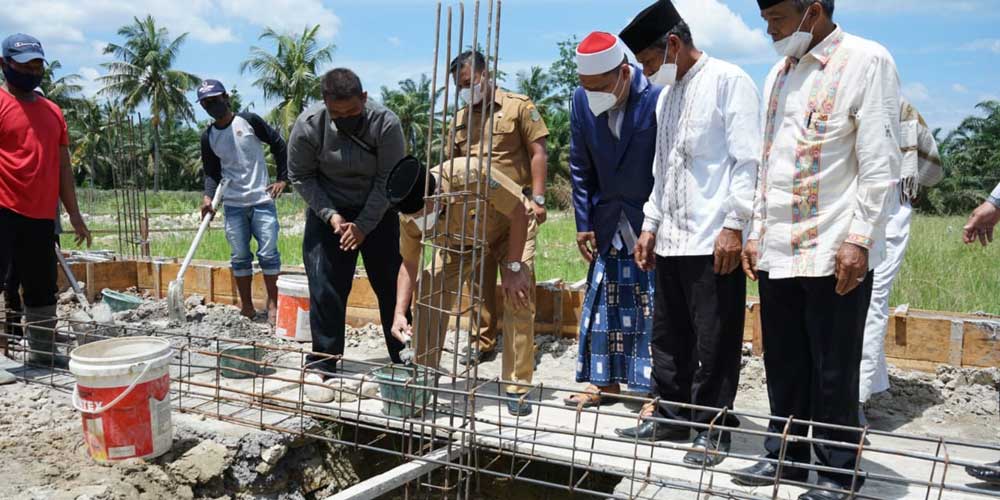 PELETAKAN: Bupati Asahan, H. Surya BSC, Direktur Pondok Pesantren Bina Ulama Kisaran, Kakankemenag, Ketua MUI dan Ketua Imtaq meletakkan batu pertama Gedung 2 Pondok Pesantren Bina Ulama Kisaran yang berada di Desa Subur, Kecamatan Air Joman, Senin (2/8)