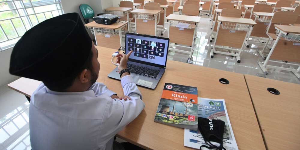VIRTUAL: Guru madrasah saat menggelar belajar secara virtual, beberapa waktu lalu.