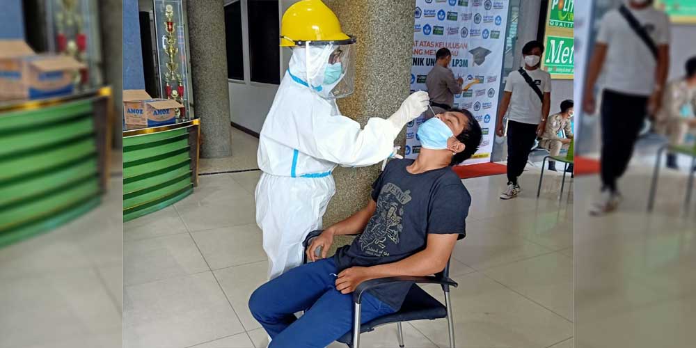 ANTIGEN: Petugas dari Dinkes Medan melakukan test antigan terhadap mahasiswa Politeknik Unggul LP3M yang kedapatan mengikuti PTM.