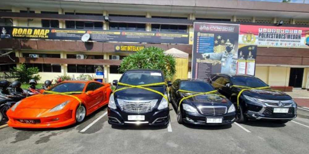 DIAMANKAN: Mobil milik seorang dokter yang menggunakan plat palsu Konsulat Rusia. idris/sumutpos.