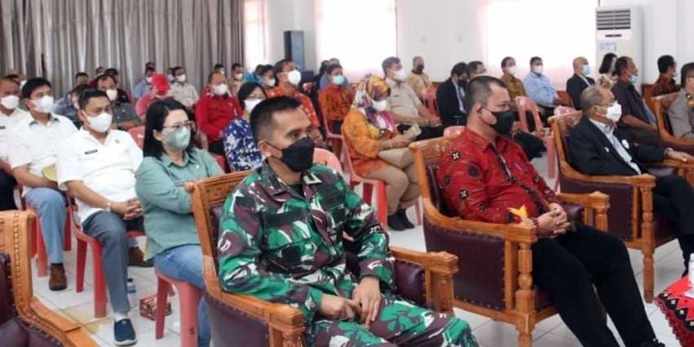 SERIUS: Peserta Musrenbang RPJMD Kota Gunungsitoli Tahun 2021-2026 serius menyimak pemaparan  Wali Kota Gunungsitoli Ir Lakhomizaro Zebua.