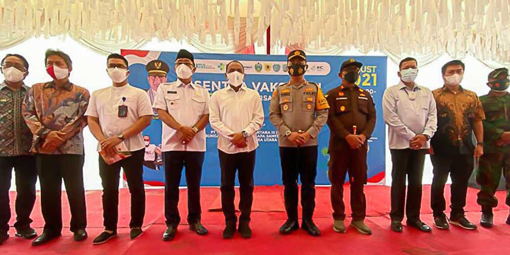 DIABADIKAN: Gubsu Edy Rahmayadi bersama Direktur  PTPN III diwakili Direktur PTPN IV Sucipto Prayitno pada kegiatan Sentra Vaksin Covid-10 PTPN III bersama GAPKI, Rabu (4/8). ila/sumu tpos.