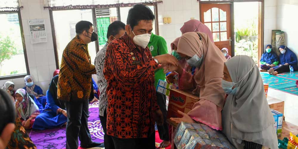 SERAHKAN: Sekdako Tebingtinggi Muhammad Dimiyathi didampingi Kadis Sosial Tebingtinggi Khairil Anwar memberikan bantuan sembako kepada panti asuhan dan panti jompo.