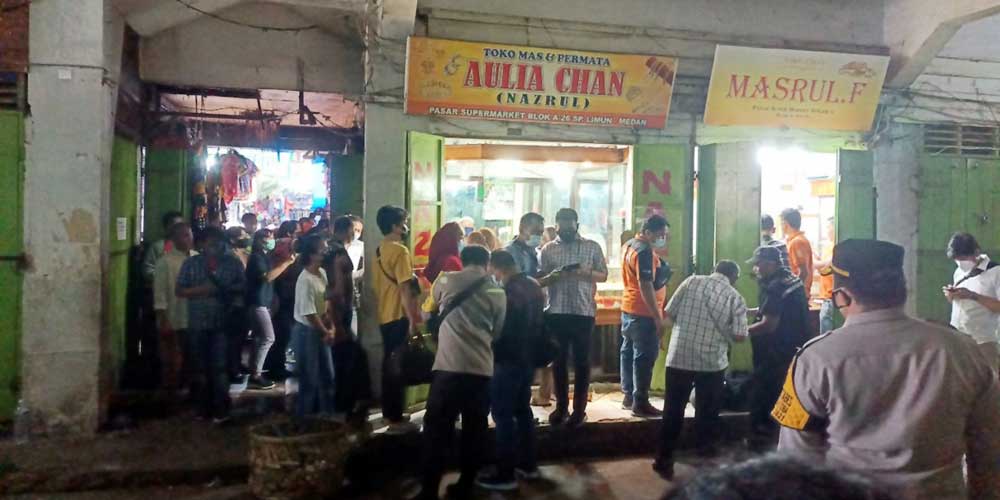LOKASI PERAMPOKAN: Polisi melakukan cek olah tempat kejadian perkara perampokan toko emas di Pasar Simpang Limun Medan, kemarin.