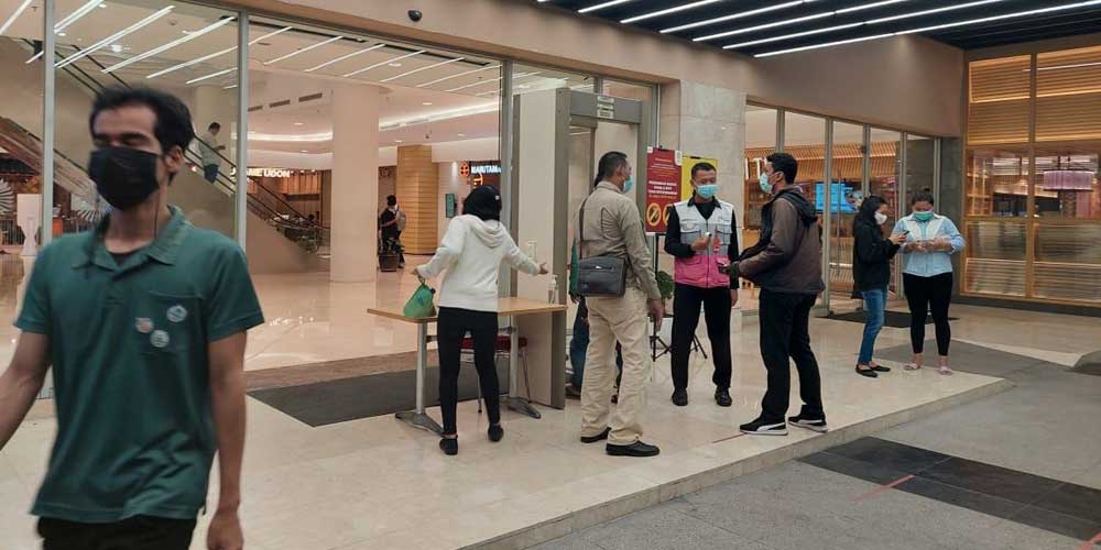 SUN PLAZA: Pengunjung mencuci tangan dan wajib mengenakan masker sebelum masuk ke Sun Plaza Medan. Mal ini tak mewajibkan pengunjungnya menyertakan bukti vaksinasi untuk masuk ke dalam mal.bagus/sumut pos.