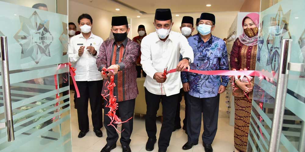 RESMIKAN: Gubernur Sumut Edy Rahmayadi bersaam Rektor UIN Sumut Syahrin Harahap, saat memotong pita peresmian Integrated Laboratory Wahdatul Ulum UIN Sumut di Komplek Kampus UIN Sumut Jalan Lapangan Golf, Kampung Tengah, Kecamatan Pancurbatu, Kabupaten De