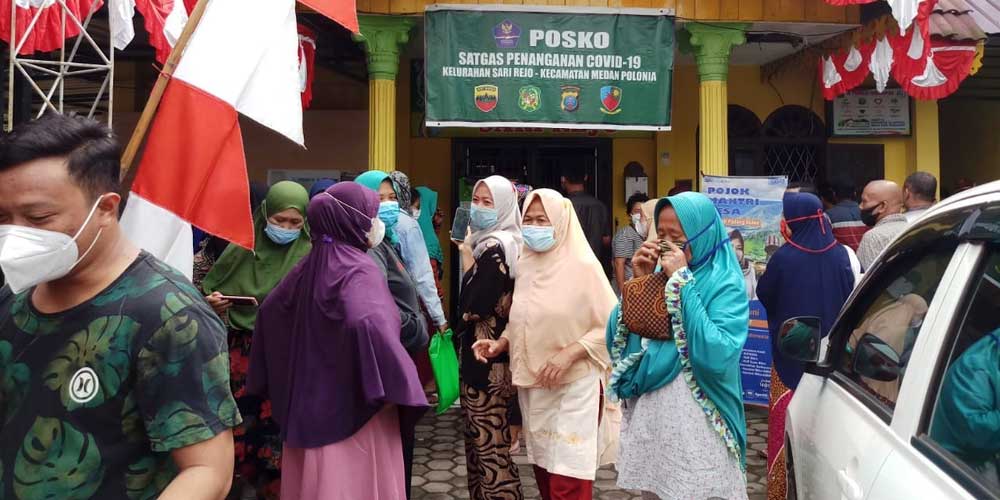 UNJUKRASA: Puluhan ibu-ibu berunjukrasa ke Kantor Lurah Sari Rejo Medan Polonia, menuntut agar Kepling tak pilih kasih memberikan bansos, Senin (2/8). markus/sumutpos.