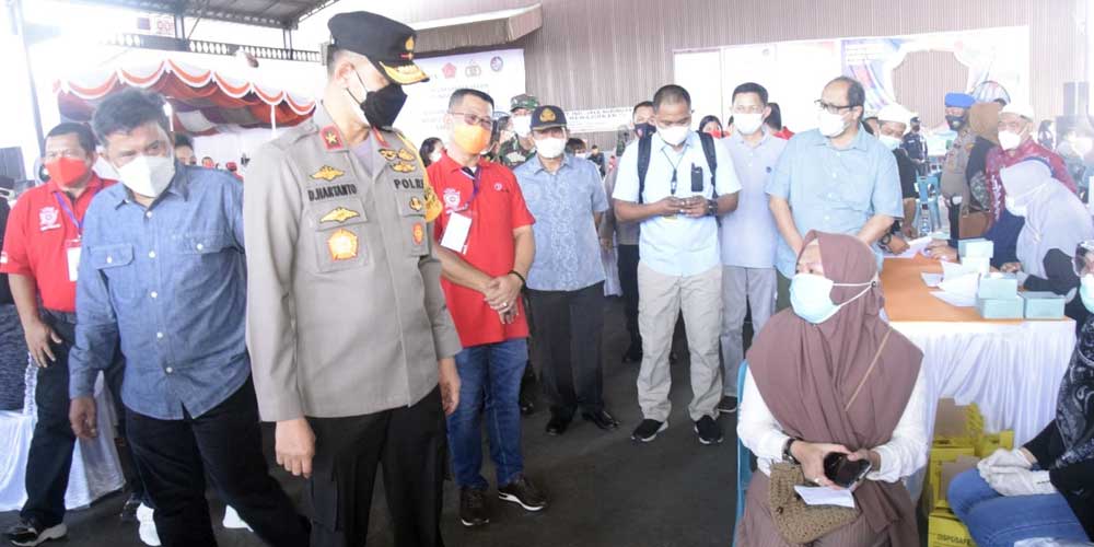 TINJAU: Wakapolda Sumut Brigjend Pol Dadang Hartanto, meninjau vaksinasi tahap kedua di PT Indo Jaya Agrinusa/PT Japfa Comfeed Indonesia, Jalan Tanjungmorawa, Kabupaten Deliserdang, Sabtu (31/7).ISTIMEWA/SUMUT POS.
