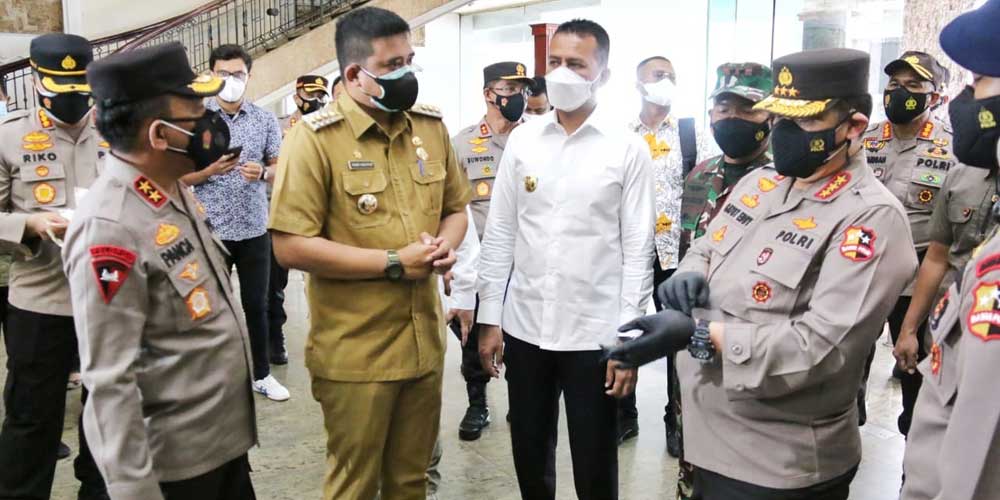 TINJAU: Wali Kota Medan Bobby Afif Nasution saat mendampingi Wakapolri Komjen Gatot Eddy Pramono, Kapoldasu Irjen Pol Panca Putra Simanjuntak, dan Wagubsu Musa Rajekshah, meninjau tempat isolasi terpadu Pemko Medan di eks gedung Hotel Soechi Medan, Jalan