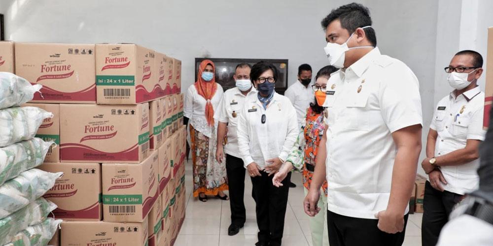 PANTAU: Wali Kota Medan Muhammad Bobby Afif Nasution saat memantau ketersediaan bantuan sosial.