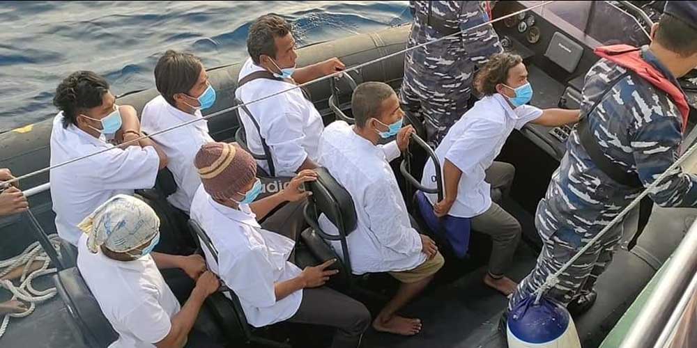 EVAKUASI: Tim SAR gabungan melakukan evakuasi terhadap 35 ABK KM Maju Abadi 02 yang terbakar di perairan laut Nias, Jumat(10/9).sopian/sumutpos.