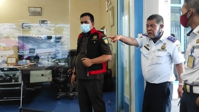PENGGELEDAHAN: Kejari Langkat saat menggeledah Kantor Dishub Kota Binjai terkait dugaan korupsi pengadaan CCTV, beberapa waktu lalu.