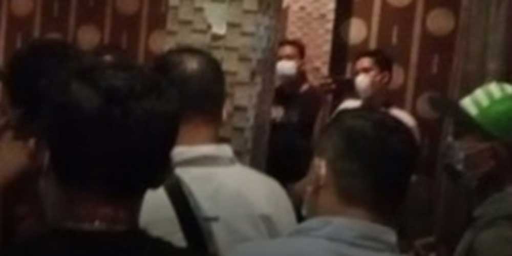 GEREBEK: Personel Polsek Medan Kota saat menggerebek Gotham City Spa di Jalan Brigjen Katamso, Kelurahan Sei Mati, Kecamatan Medan Maimun, Senin (27/9).