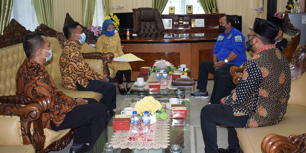 BERTEMU: Ketua KPU Langkat Sopian Sitepu menemui DPRD Langkat dalam rangka berkoordinasi tentang tahapan Pemilu 2024 dan Pilkada 2024, Kamis (16/9).