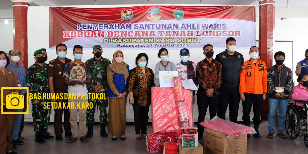 BANTUAN: Penyerahan bantuan ke keluarga korban tanah longsor di Jambur Pemkab Karo, Selasa (31/8)