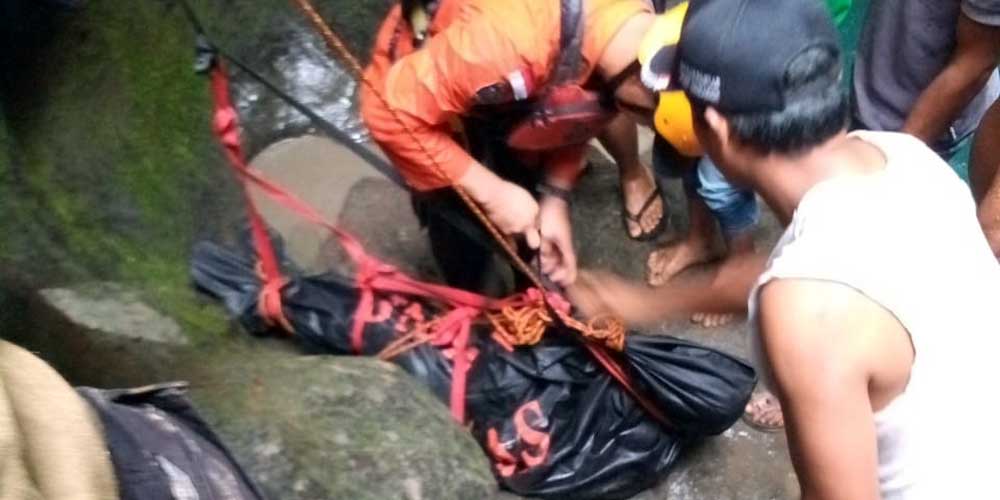EVAKUASI: Petugas Basarnas saat mengevakuasi jasad korban di Pelaruga, Desa Rumah Galuh, Kecamatan Sei Bingai, Kabupaten Langkat, Minggu (12/9).TEDDY AKBARI/SUMUT POS.
