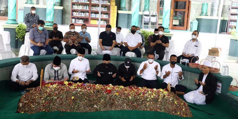 ZIARAH: Menteri BUMN Erick Thohir dan Menteri Perdagangan M Lutfi saat ziarah ke makam Haji Anif di halaman Mesjid Al Musannif Cemara Asri, Rabu (1/9) siang.  Istimewa/sumutpos.
