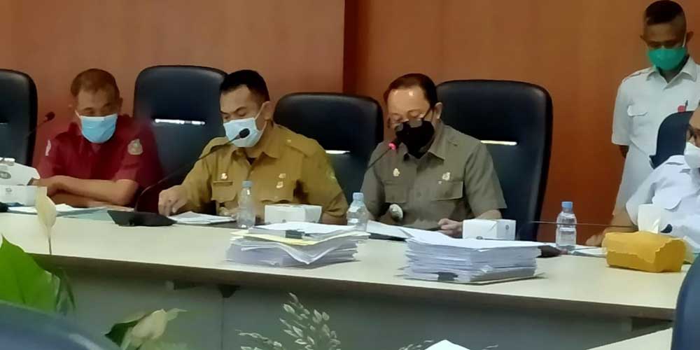 RAPAT BERSAMA: Rapat bersama warga tentang pembangunan SPBU Shell di Jalan Wahidin, Selasa (21/9).