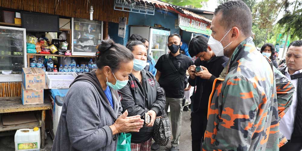 KL: Wagubsu Musa Rajekshah menerima aspirasi PKL yang berjualan tepat di depan Mess Pora-pora T Rizal Nurdin, di Jalan Ihan Pora Pora, Parapat, Kabupaten Simalungun, Rabu (29/9). Para PKL ini menolak direlokasi karena menilai lokasi yang baru sepi pengunj