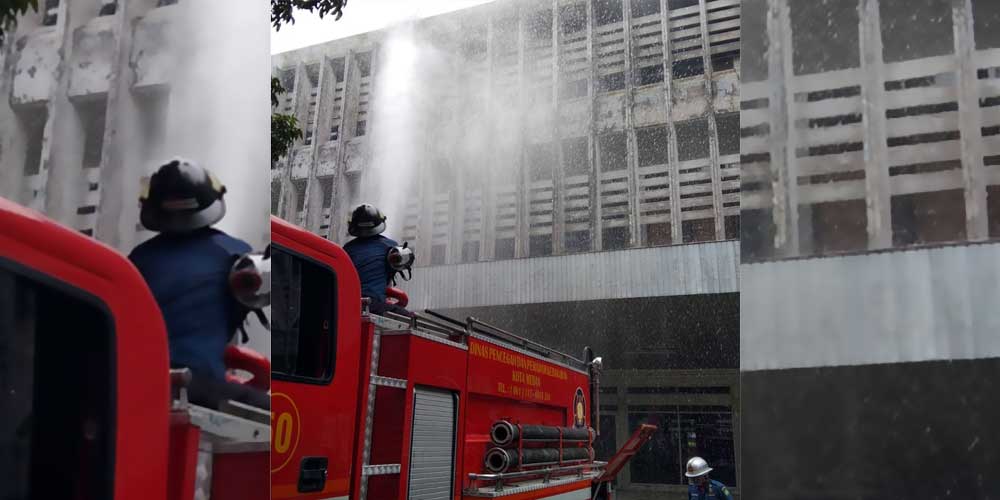 PADAMKAN: Personel Dinas Pencegahan dan Pemadaman Kebakaran (DP2K) Kota Medan saat memadamkan kebakaran di gedung lama Perpustakaan Unimed, Jumat (24/9).