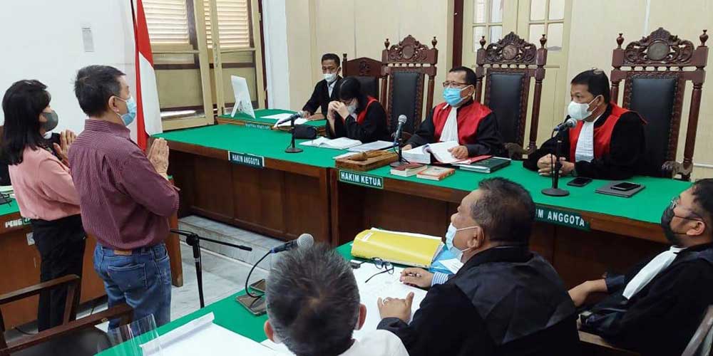 SUMPAH: Saksi korban Jong Nam Liong, disumpah untuk memberikan keterangan terkait kasus dugaan penggelapan harta warisan.istimewa/sumutpos.