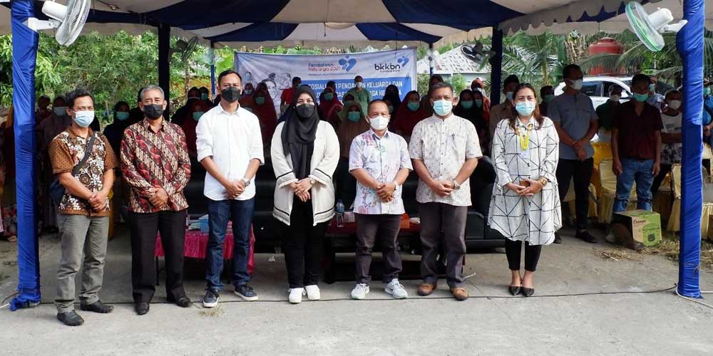 DIABADIKAN:Anggota Komisi IX DPR RI, Delia Pratiwi br Sitepu, SH dan perwakilan BKKN Sumut, Dedi Iswandi diabadikan bersama tim penyuluh.