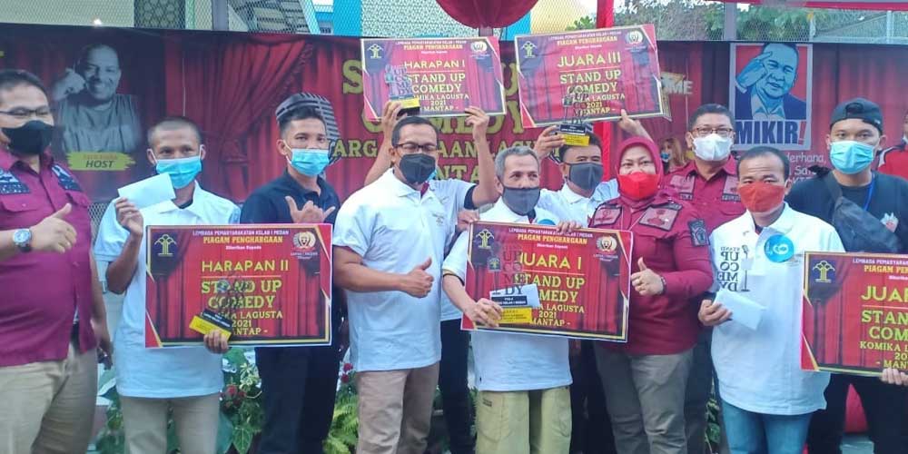 PENGHARGAAN: Para pemenang lomba stand up comedy yang mendapat penghargaan langsung oleh Kepala Lapas Kelas 1 Tanjunggusta Medan.