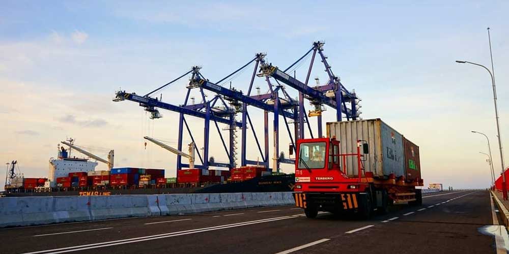 AMGKUT: Truk pengangkut barang saat melintasdipelabuhan Kuala Tanjung.