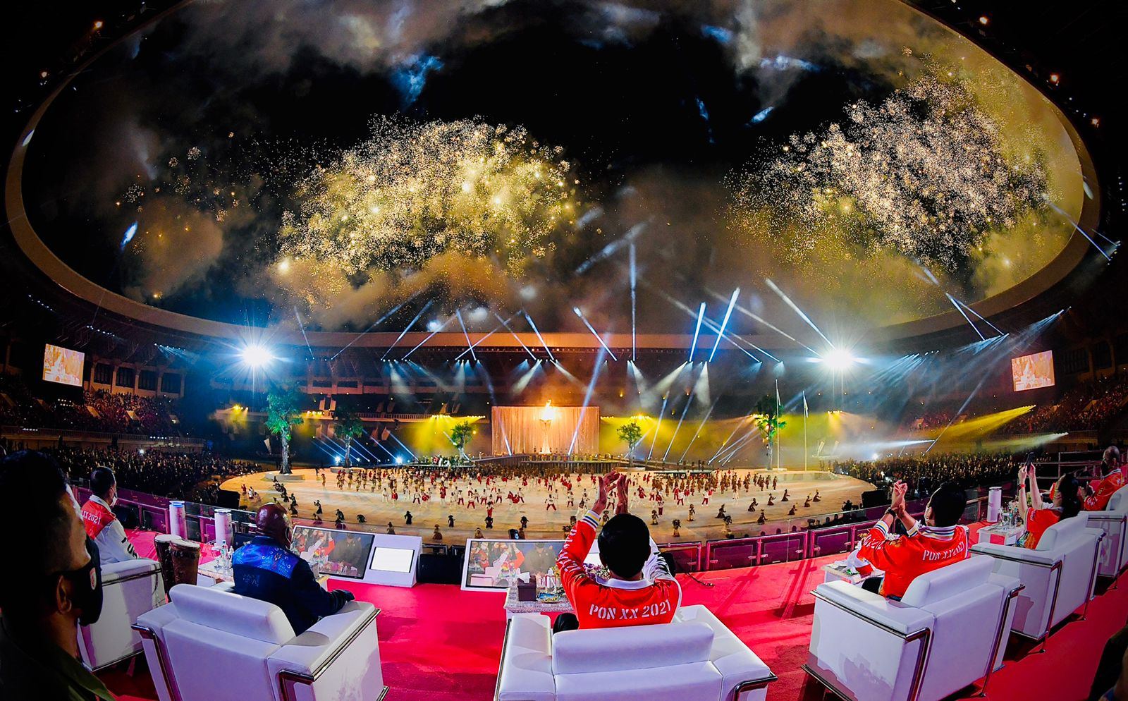 MERIAH: Presiden Jokowi memberikan tepuk tangan saat opening ceremony pembukaan  PON XX Papua 2021 yang berlangsung meriah di Stadion Lukas Enembe.