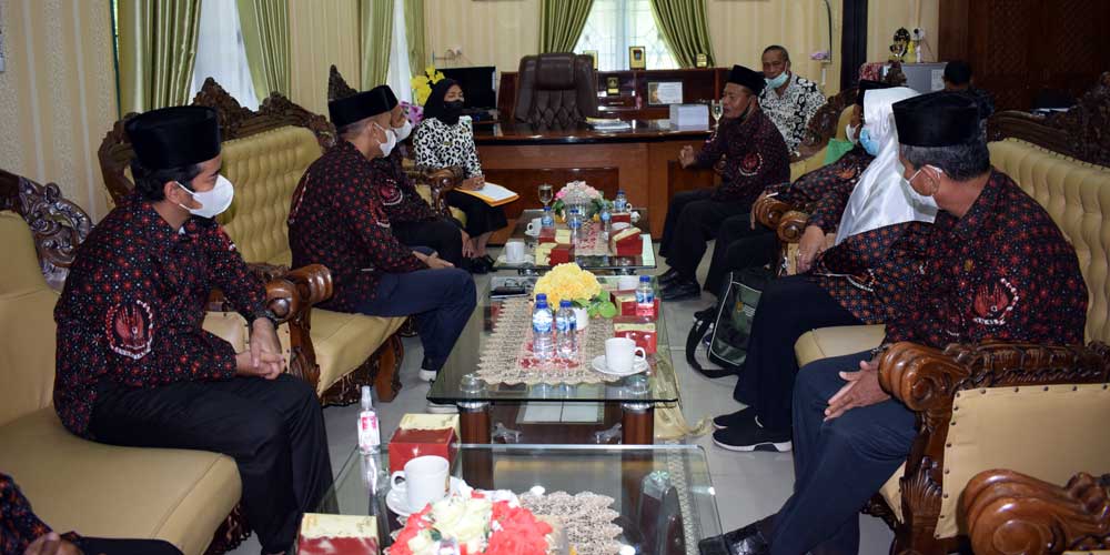 AUDIENSI: Ketua DPRD Langkat Sribana Perangin-angin, saat menerima audiensi DHC BPK ’45 Kabupaten Langkat di Ruang Ketua DPRD Langkat, Stabat, Kamis (7/10). SAHRUL/SUMUT POS.