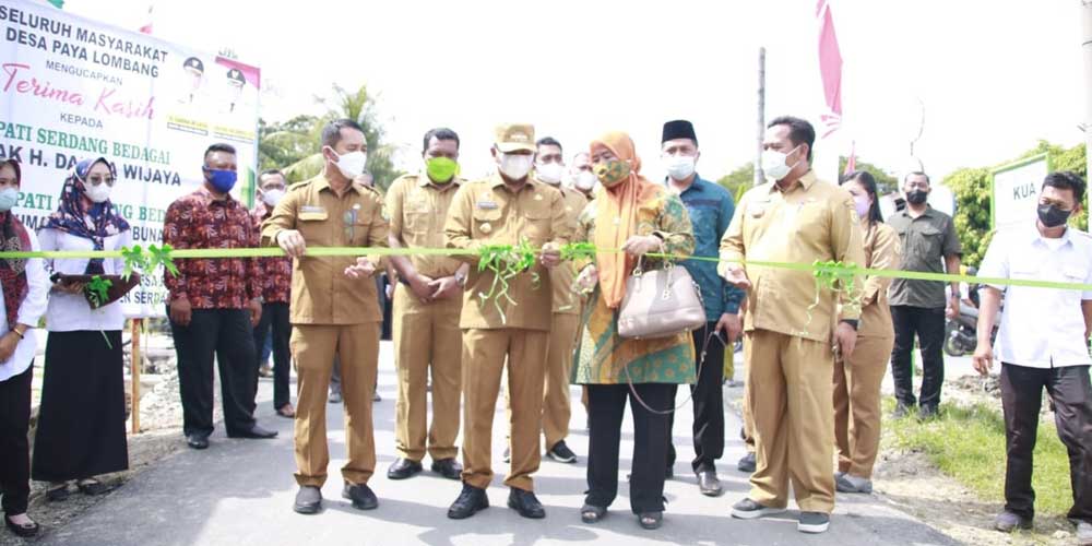 SYUKURAN: Bupati Sergai Darma Wijaya didampingi Ketua Tim Penggerak PKK Sergai, Rosdiana Darma Wijaya saat peresmian Jalan di Dusun IV Desa Paya Lombang.SOPIAN/SUMUT POS.