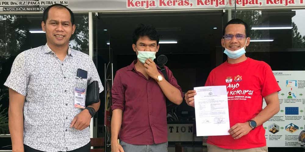 LAPORAN: Donny Alexander Butarbutar (kanan) usai membuat laporan di Mapolda Sumut.