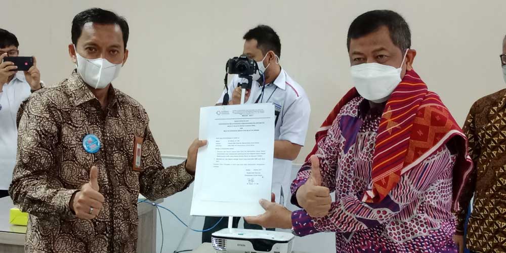 TANDA TANGAN: Inspektur Jenderal Kemenperin, Drs Masrokhan MPA dan Kepala Baristand Industri Medan, M Nilzam ST, M.A menandatangani pakta integritas menuju WBK, Kamis (14/10). istimewa/sumutpos.