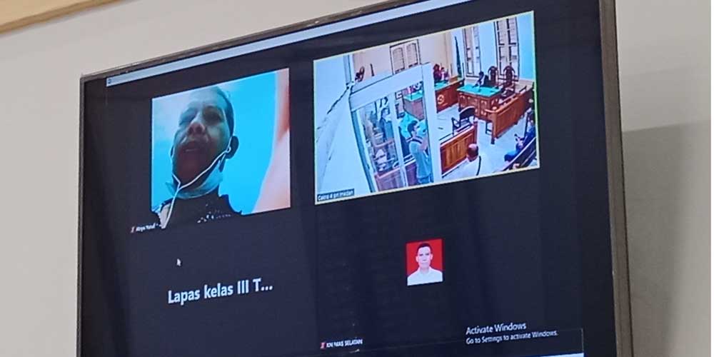 EKSEPSI: Mantan SPB PT Bank BRI KCP Kabanjahe, James Tarigan terdakwa kasus korupsi menjalani sidang eksepsi secara virtual, Senin (25/10). agusman/sumut pos.