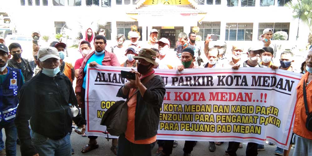 AKSI PROTES: Puluhan juru parkir (jukir) di Kota Medan memprotes sistem pembayaran parkir nontunai atau Parkir Elektronik (E-Parking) pada 8 kawasan di Kota Medan yang akan diberlakukan 18 Oktober 2021 nanti. markus/sumutpos.