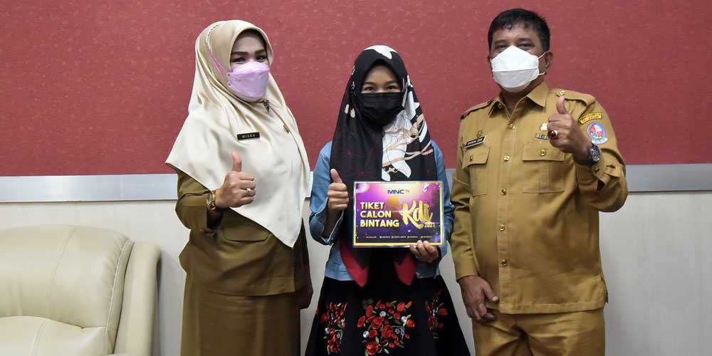 DIABADIKAN: Sekda Kabupaten Deliserdang Darwin Zein, didampingi Kepala Dinas Kominfo Hj Miska Gewasari, diabadikan bersama Kayla Sabrina Zahra, Selasa (19/10).