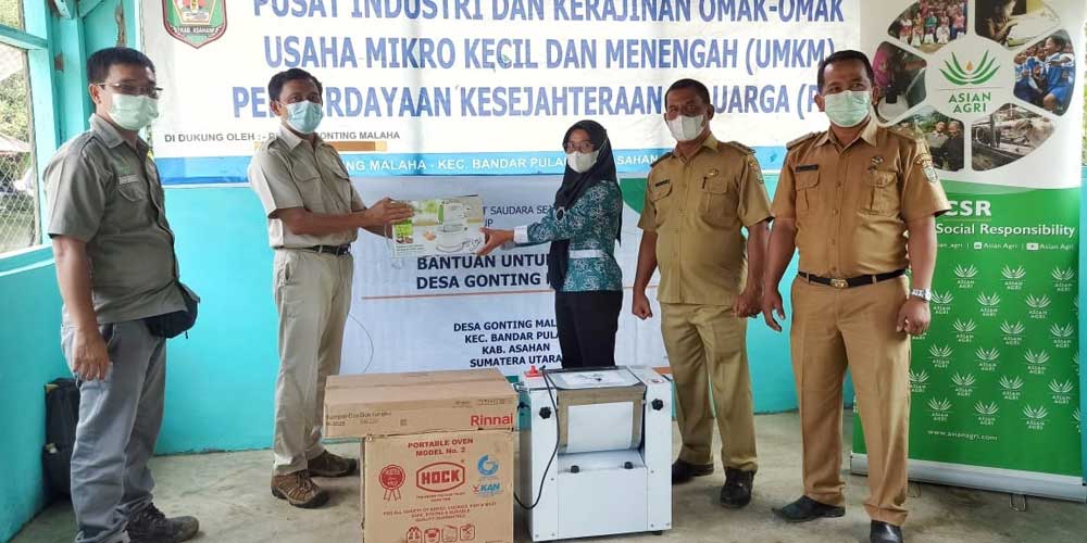 SERAHKAN: Penyerahan bantuan peralatan oleh GM PT GM dan SSL Victory Brahmana kepada Tim PKK Desa Gonting Malaha didampingi Bapak Camat Alunuddin Marpaung, Kepala Desa Gonting Malaha Supian SAg, dan Manager Kebun Saham Nadapdap